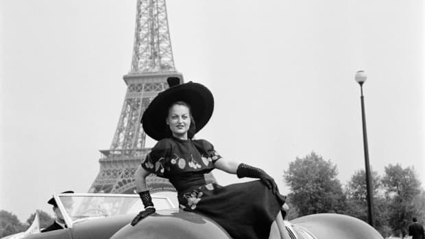 A woman obscures the novel “Narval” pointed hood feature of this Figoni et Falaschi-bodied Delahaye roadster at a 1948 concours in Paris.