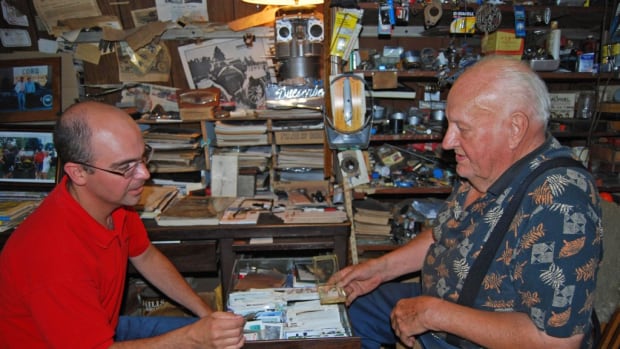 Old Cars Weekly editor Angelo Van Bogart sits down with Joe Kaufmann during a 2010 interview.