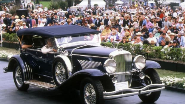  Roger Willbanks crosses the awards ramp with his 1929 Duesenberg J Derham Dual Cowl Phaeton at the 2000 Pebble Beach Concours d'Elegance.
