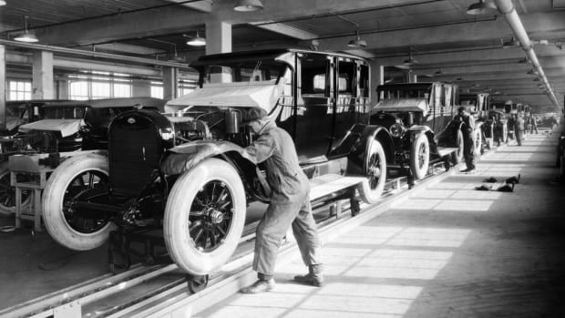 Early Model L Lincolns were mechanically superior to many other marques, but styling was a bit dated, as seen by these 1923 sedans on the assembly line.
