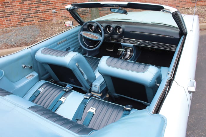 A look at the two-tone blue interior and black GT striping