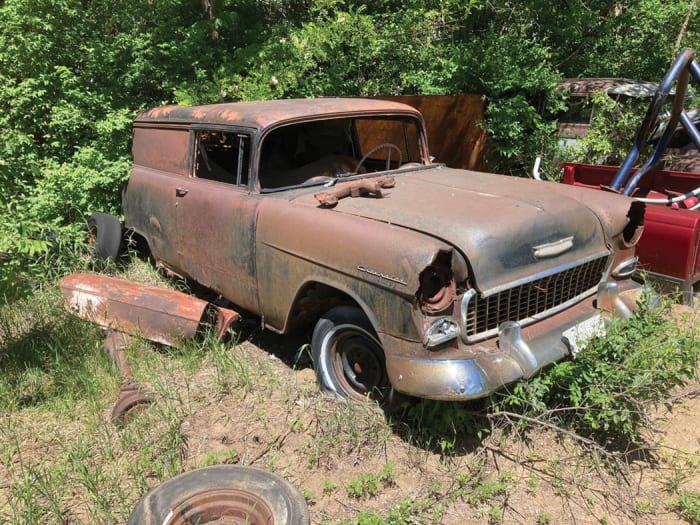 Reedsburg Salvage には、この One-Fifty セダンの配送を復元するために必要な交換部品を寄付するために、他にも 1955 年の Chevys がたくさんあります。