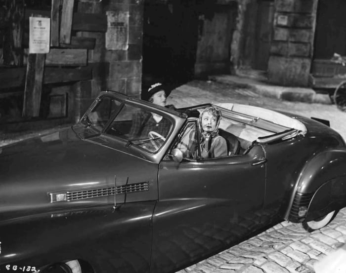 ハワード A.「ダッチ」ダーリンのパッカード コンバーチブル ヴィクトリアは、1930 年代後半、ハリウッドで大流行しました。 クラーク ゲーブルはパッカード ダーリンと呼ばれる車の 1 台を運転し、他のスターもすぐに後に続きました。 コンスタンス ベネットはコーチビルト車の趣味が確立されている女優で、1945 年の映画「パリの地下鉄」でこのユニークな 1941 キャデラックを運転しました。 キャデラック コンバーチブルのユニークな特徴は、切り取られたドアから削除されたランニング ボードまで、パッカード ダリンに触発されたようです。 また、フェードアウェイ効果のためにドアに溶け込むユニークなフロントフェンダーも備えています。 この非常に個性的な 1941 キャデラックのビルダーは明らかではありません。 それは、1940 年に元ダリンの従業員によってカリフォルニアで設立されたダリンのショップ、またはコーチクラフト社の創設であった可能性があります。この車またはそのツインは生き残っています。