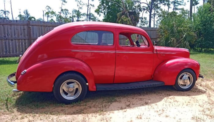 1940-Ford-Tudor-Deluxe