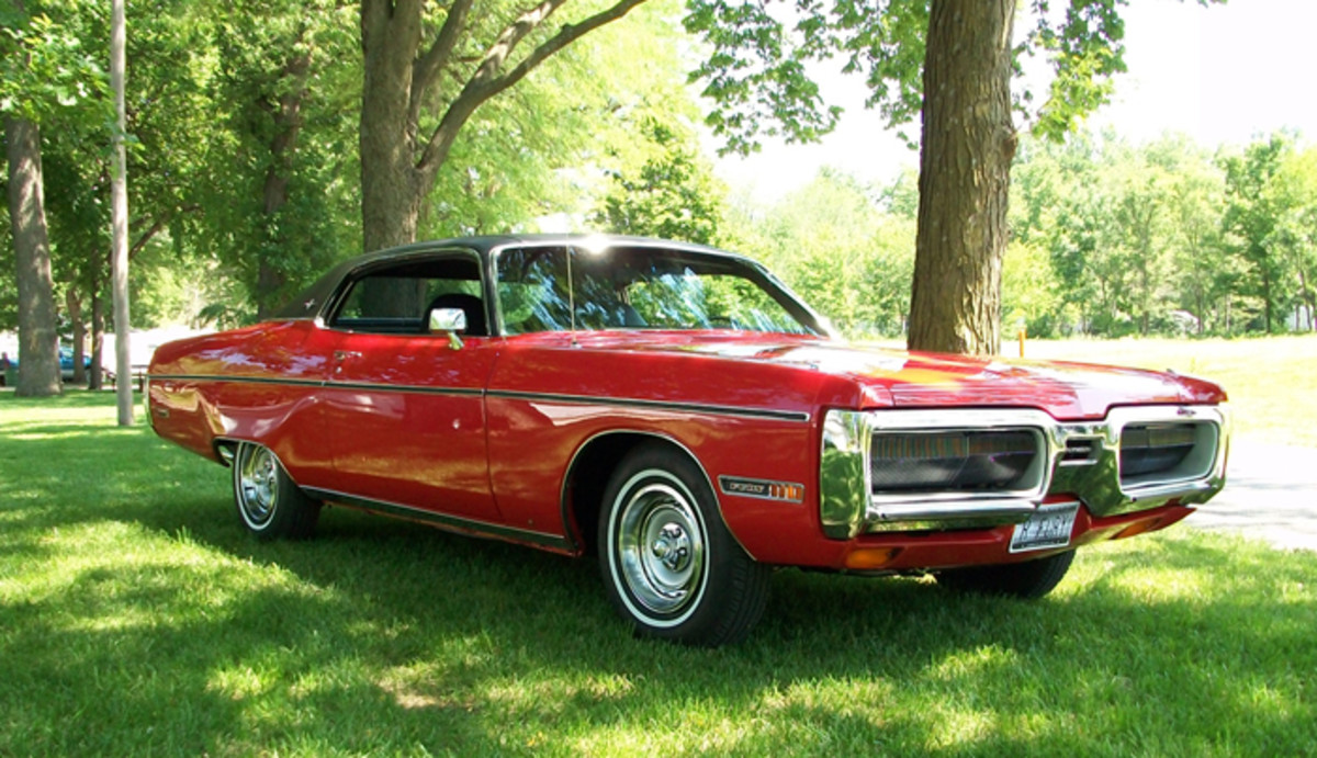 Chrysler’s full-size 1972 line, from the Imperial to the Plymouth, utlizied the company’s sleek fuselage styling that inforporated the headlamps and taillamps into the bumpers and the bumpers into the body.