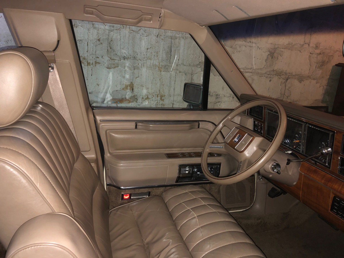The 1989 Town Car driver is wrapped in leather, plastic and imitation wood veneer and aside from such subtleties as shoulder belts, it could be a 1960s interior.