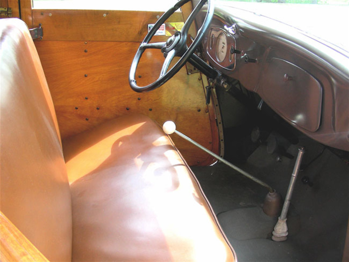 1933-Ford-Woodie-interior2
