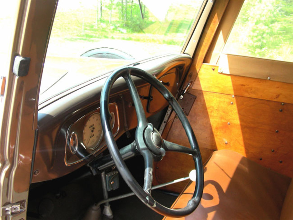 1933-Ford-Woodie-interior