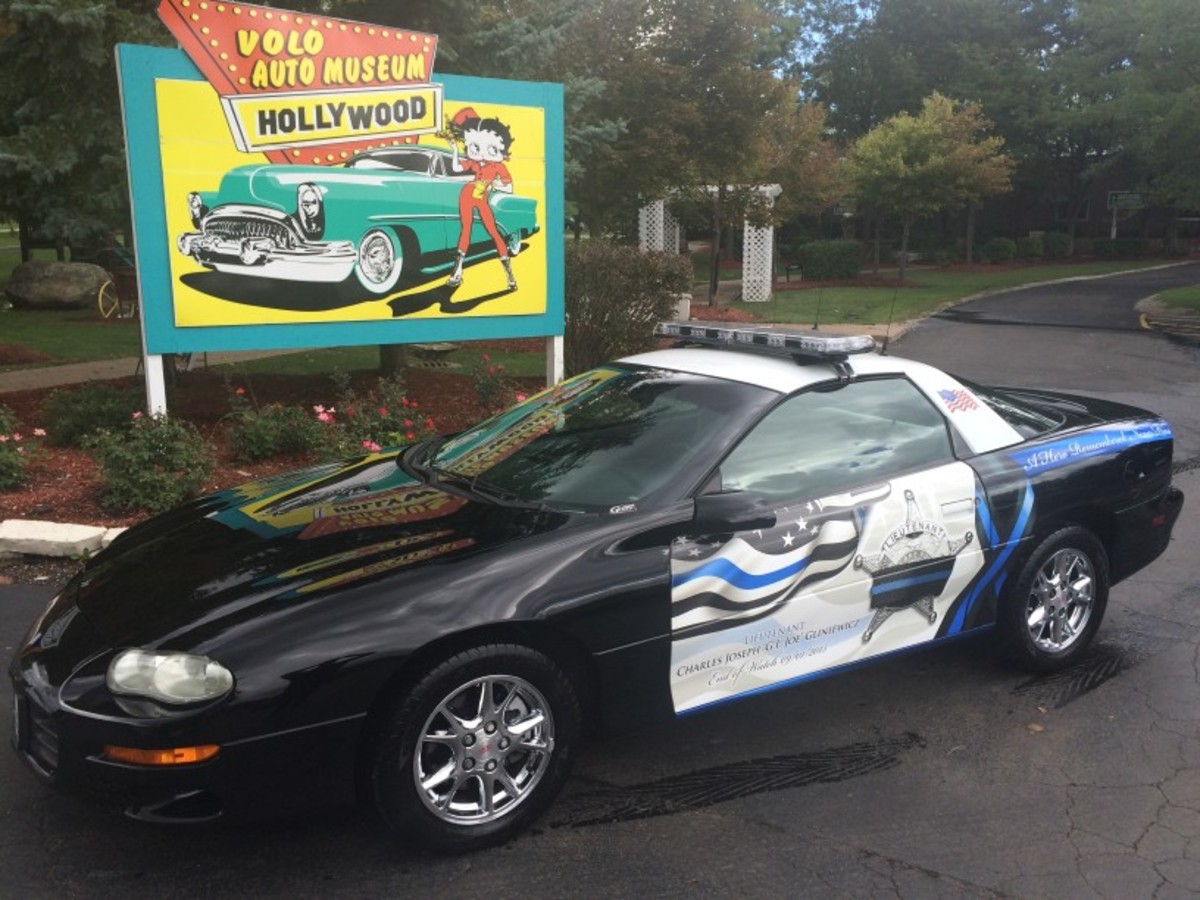 The 2002 Chevrolet Camaro B4C police model is being auctioned to benefit the family of Fox Lake (Ill.) Police Lt. Joe Gliniewicz.