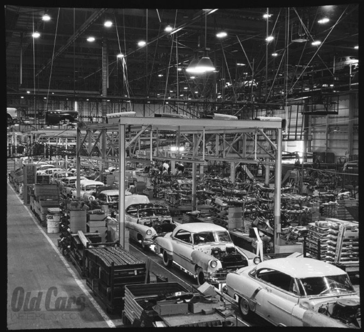 1952 Oldsmobile, Pontiac and Buick two-door hardtops move down the Fairfax plant’s “final line.”