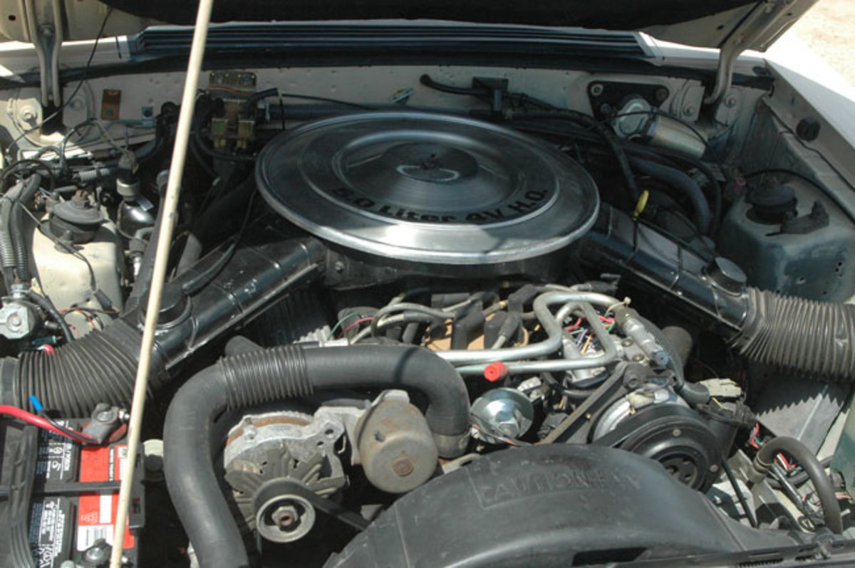 1984-Mustang-engine