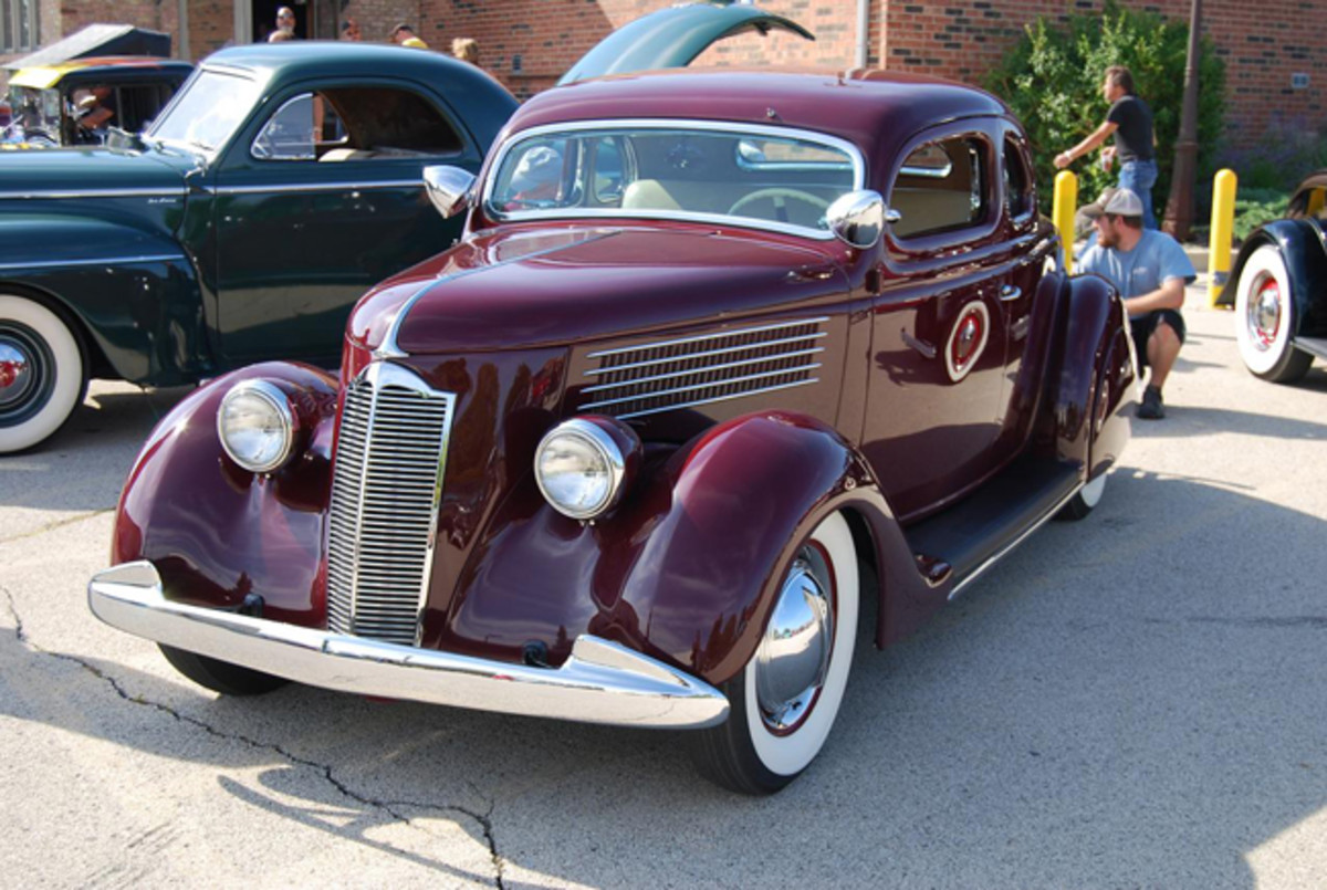 Postwar Packard grille looks great on the prewar Ford coupe.