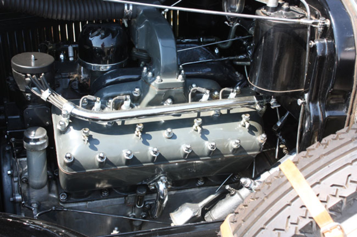 1928-Lincoln-engine