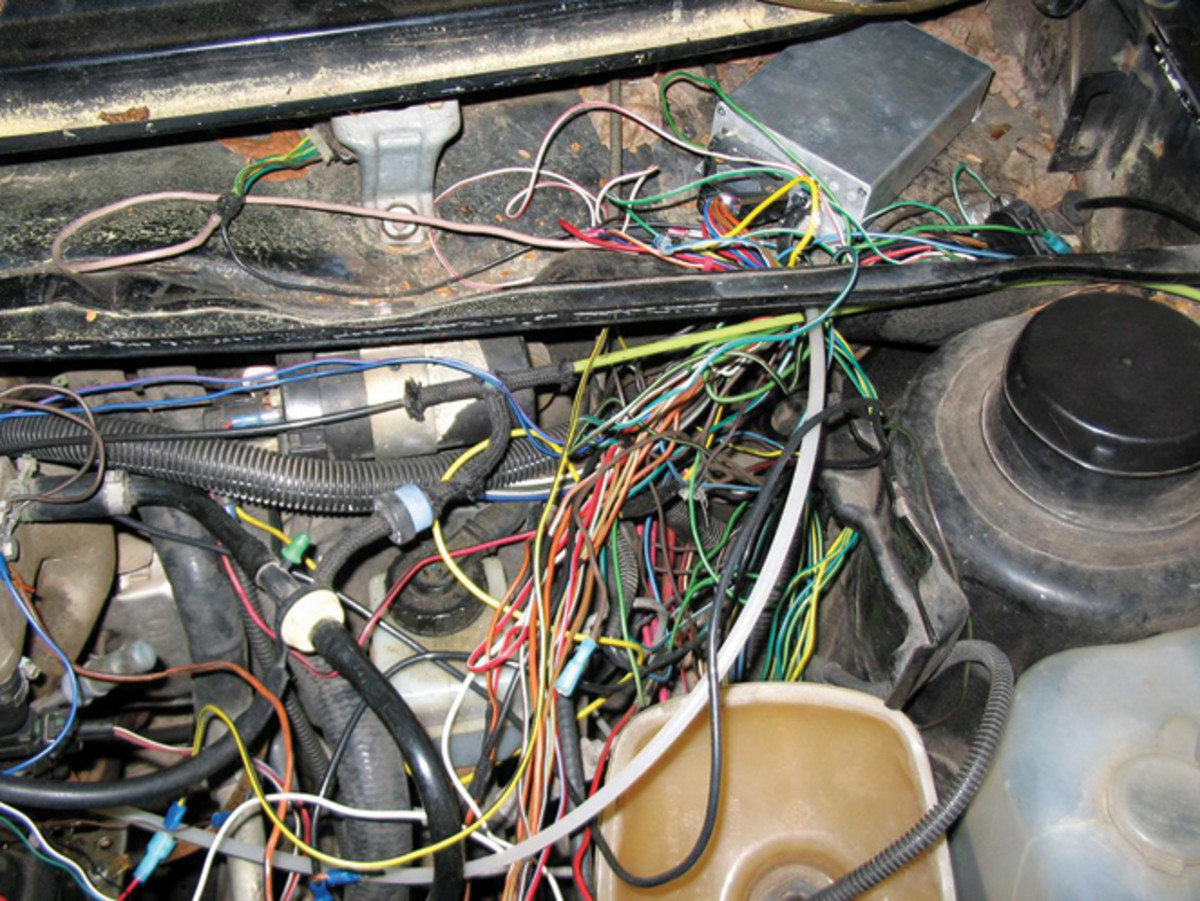  Wires or hoses that are not controlled are prone to chafe. Follow this “Modified Work Order” to avoid failure as a result of worn-through wiring and plumbing.
