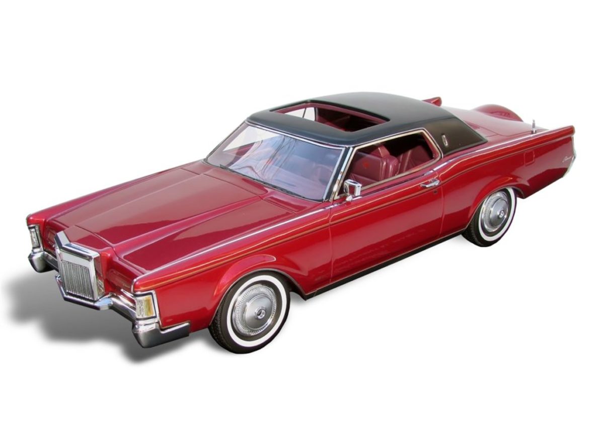  Automodello's Red Moondust 1971 Lincoln Continental Mark III in 1:24 scale. A triple white version is expected to become available soon.