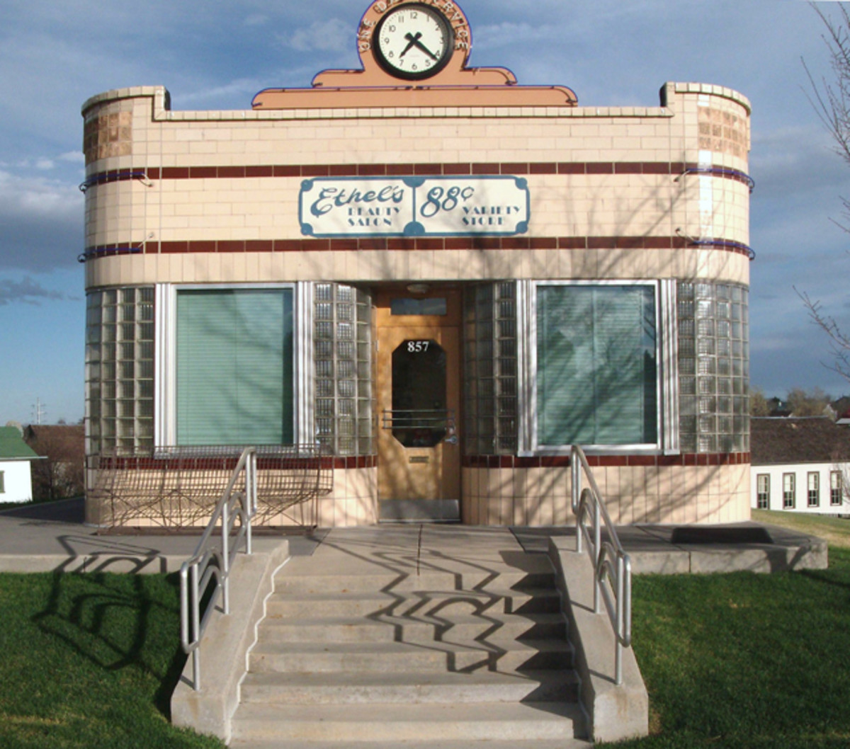 Ethel’s beauty parlor blends different architectural style.