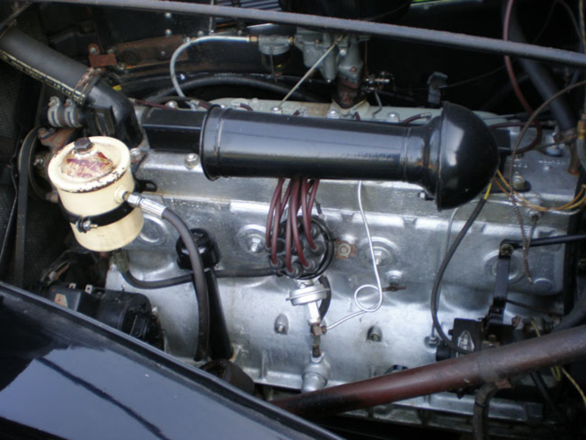1935-Chrysler-engine