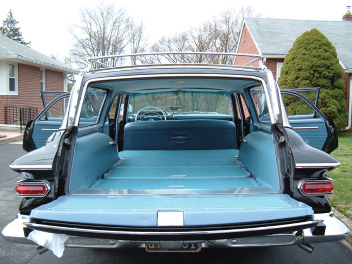 1963-Dodge-wagon-tailgate-down