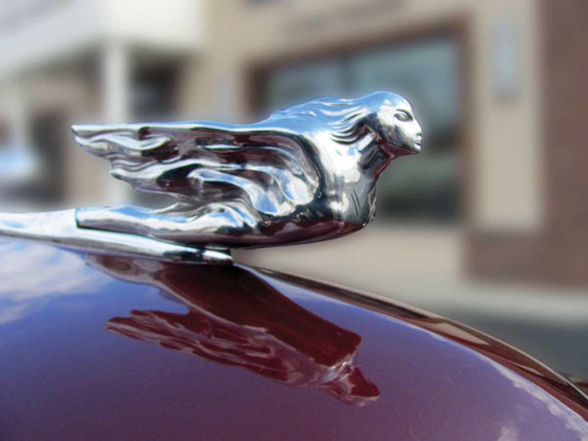 1941-Cadillac-hood-ornament