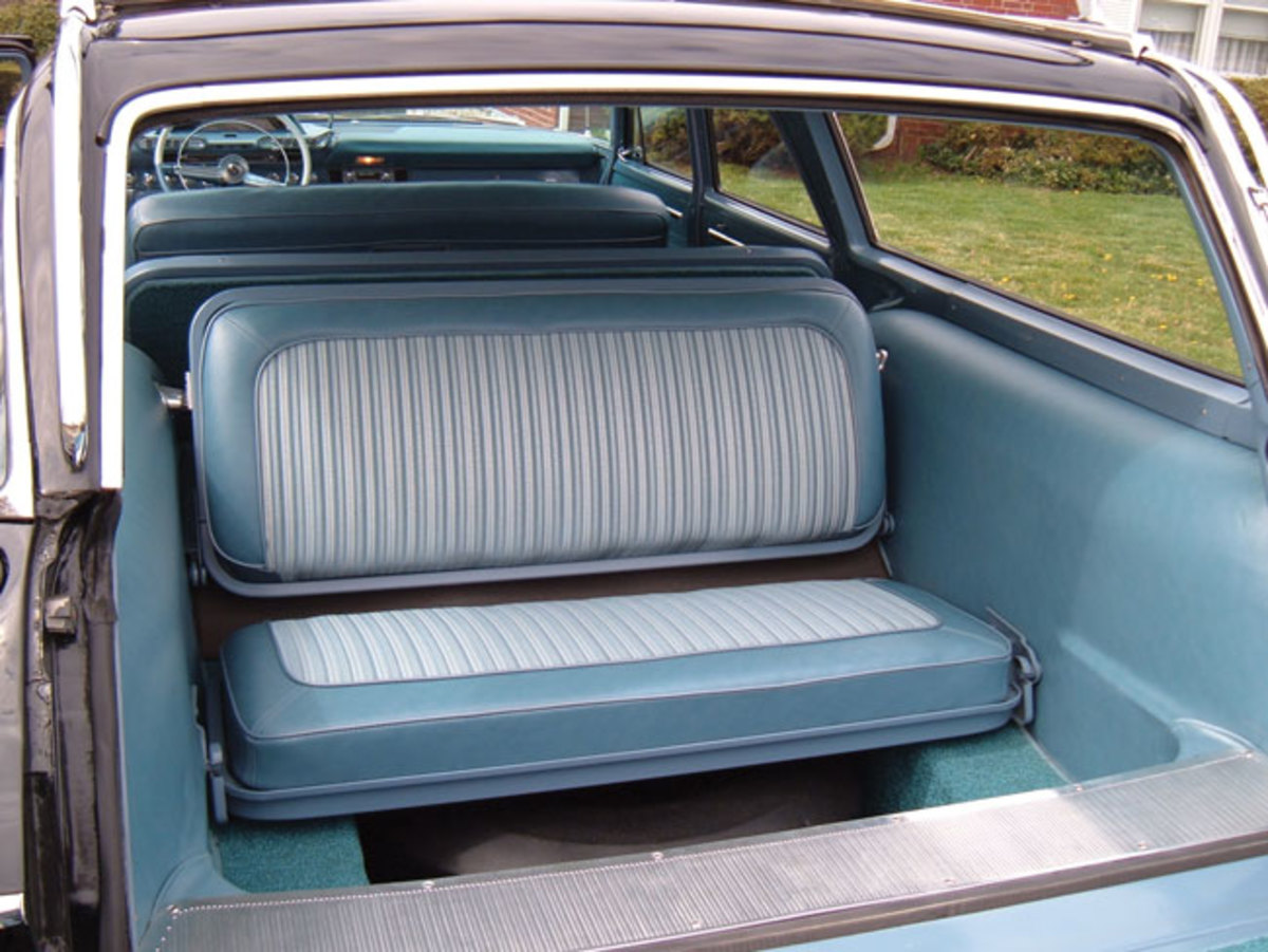 1963-Dodge-wagon-backseat-up