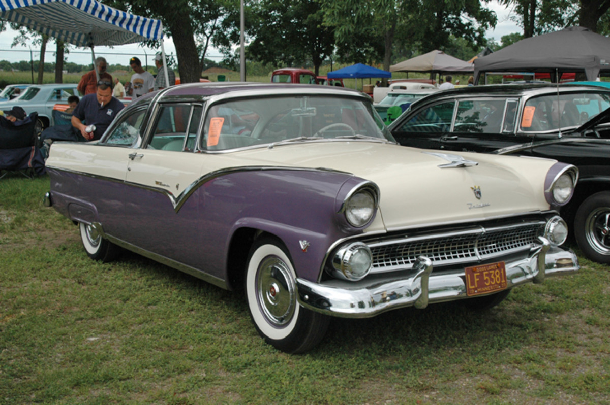 Perhaps the most pleasant color to decorate Ford’s prettiest 1955 model is Regency Purple on a Crown Victoria. This Crown’s purple hue was complemented by white.