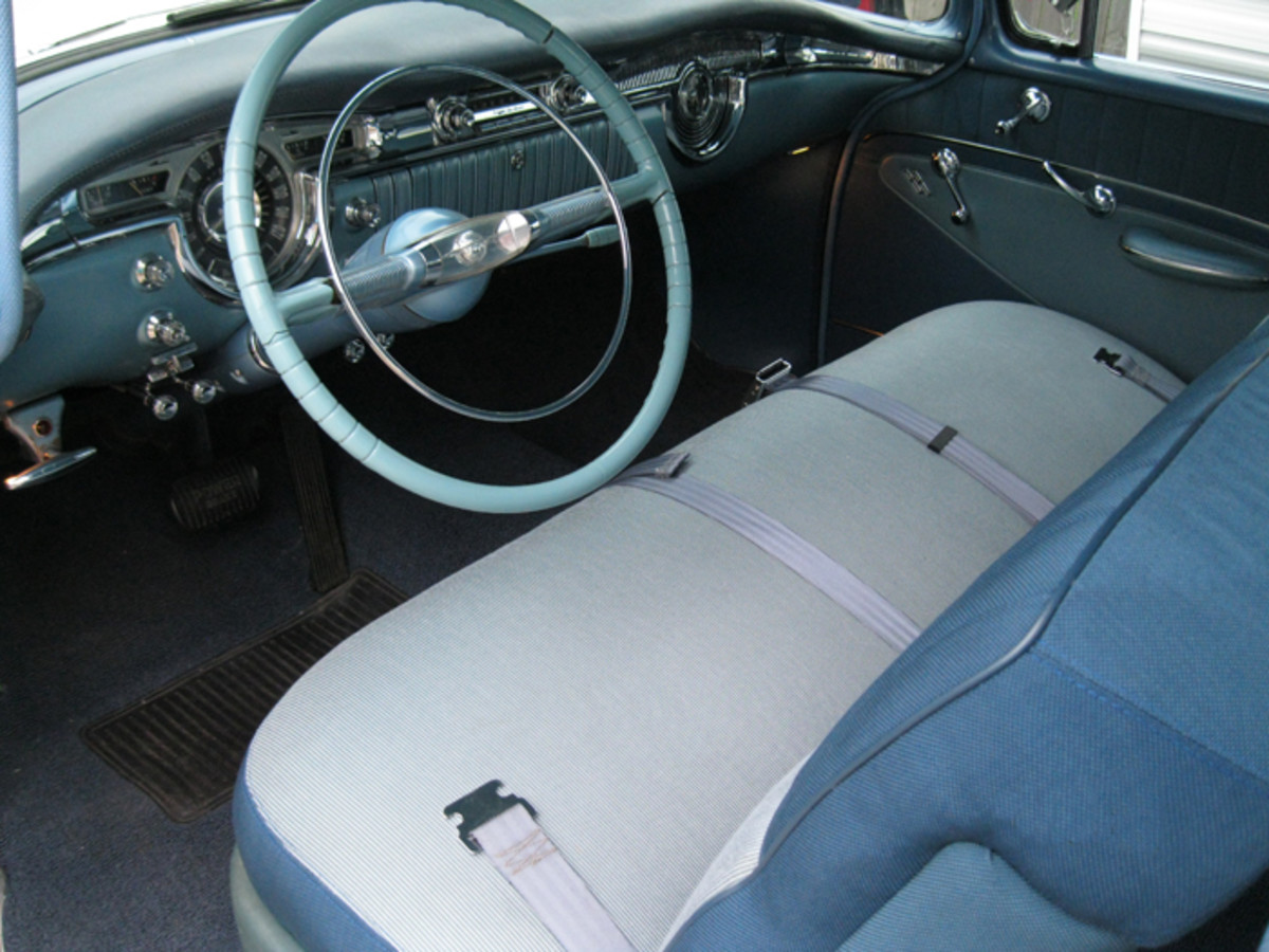 During the very late 1940s and through the 1950s, Oldsmobile used rockets to promote its engines and decked its cars in globes. The globes could be seen on the hood and deck lid and on the steering wheel. The circular pods on the instrument panel mimicked the globe theme as well. Note this Super 88 is optioned with Hydra-Matic (a three-speed manual transmission was standard).