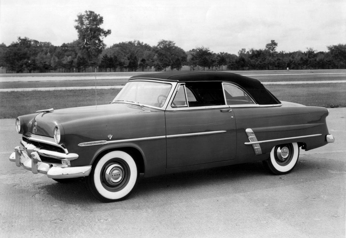 50-1953-Ford-Crestline-SunlinerBW-copy