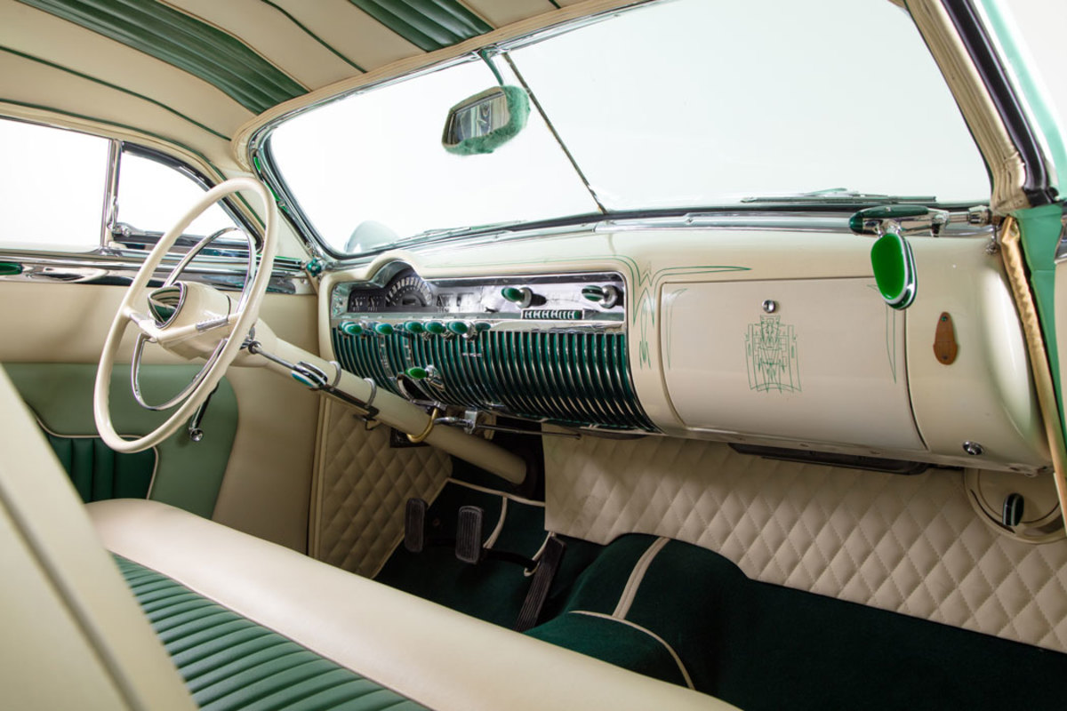 A luxurious, green-and-white tuck and roll interior by Glen Houser’s Carson Top Shop was complimented with laminated teardrop-shaped dash and spotlight knobs in green and white plastic. Bob Hirohata made these himself, and the unique knobs would later be the subject of a magazine ‘how-to’ feature, before being offered commercially by  Cal Custom.