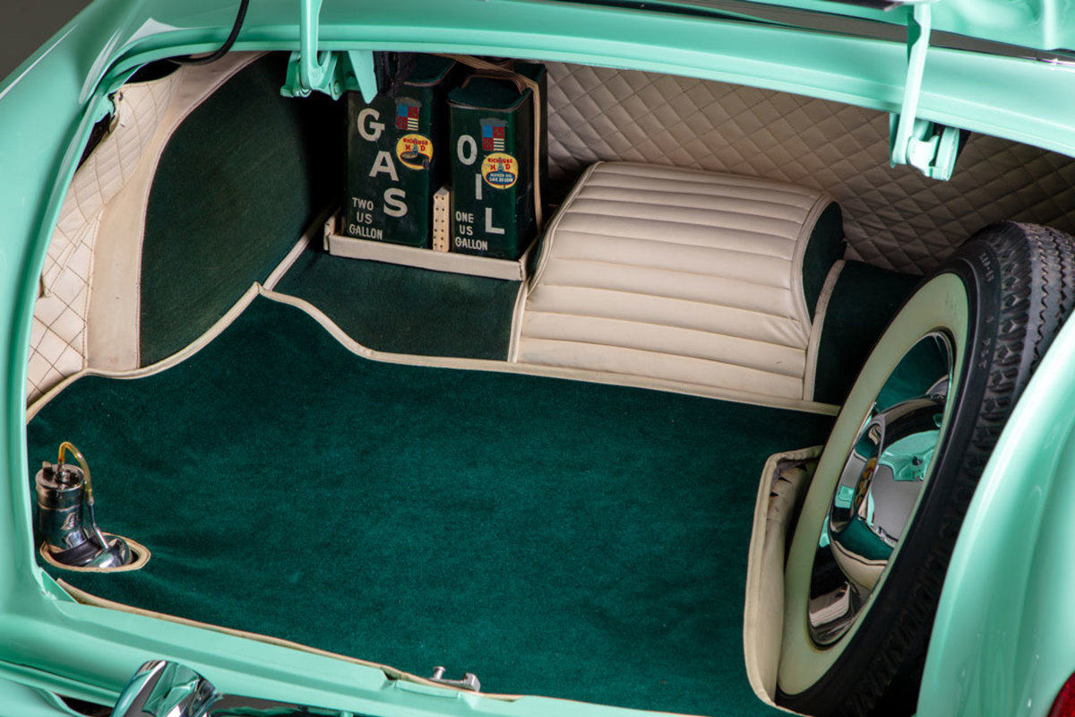 The trunk was upholstered by Gaylord, another noted Los Angeles trimmer. There wasn’t time for a single upholsterer to complete the car in time for the 1952 Los Angeles Motorama, so two shops did the work. The auxiliary gasoline and oil cans, painted to match, were a period custom conceit.