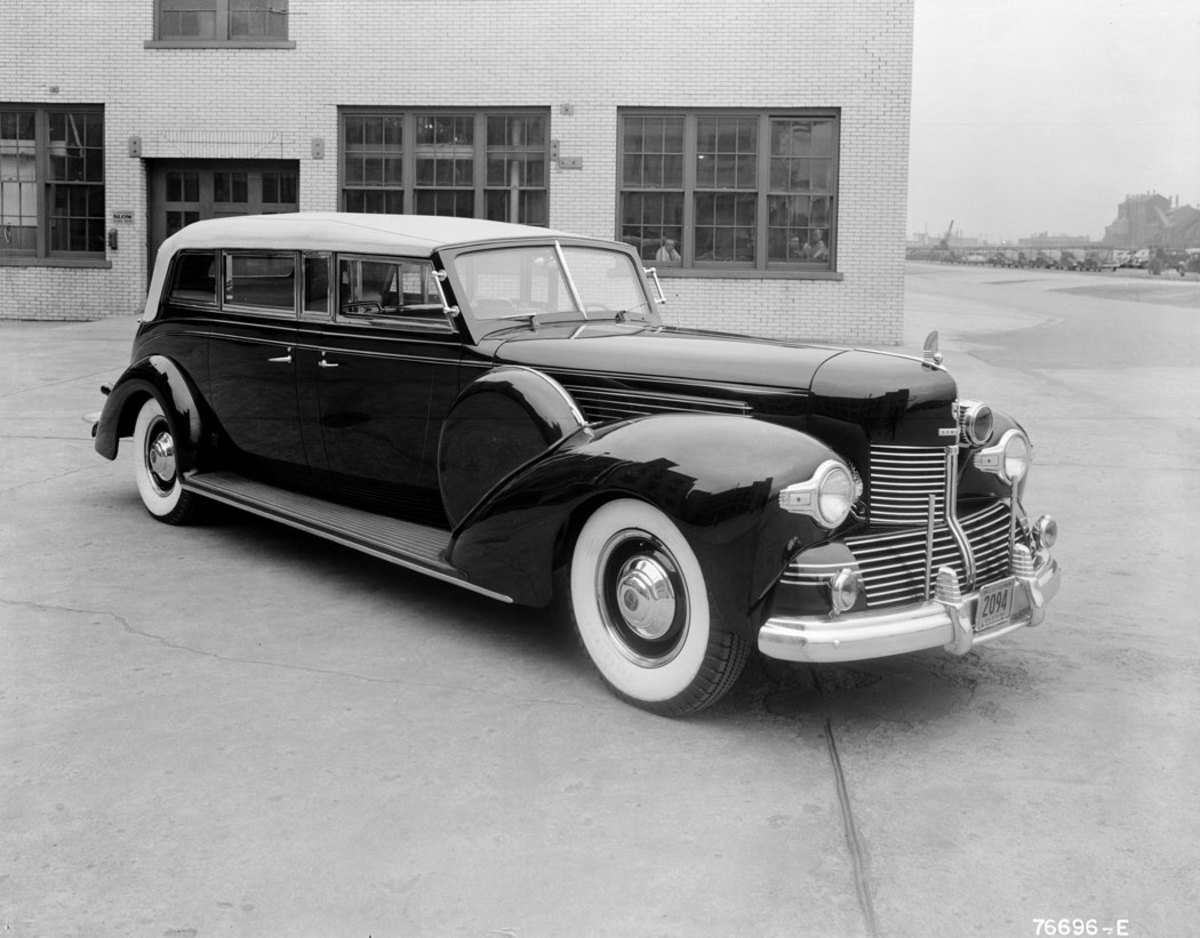 In 1939, Lincoln created the “Sunshine Special” parade car/limousine exclusively for use by President Franklin Roosevelt. In late 1941, the car was given a facelift based upon 1942 Lincoln styling.