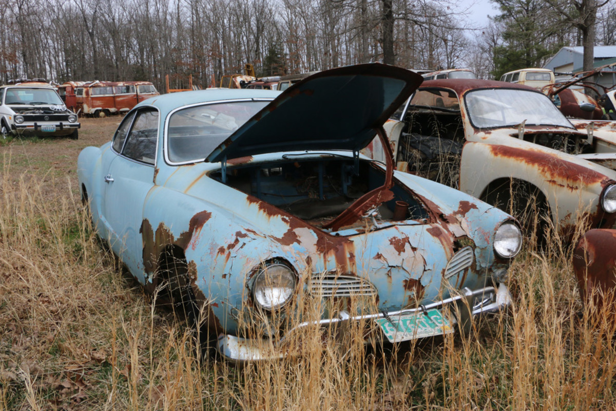 Evidently, there was heavy damage to the front end of this ’67 Karmann-Ghia, as it has a lot of cracking Bondo on the nose and front fenders. It sports a 1979 Vermont license plate.