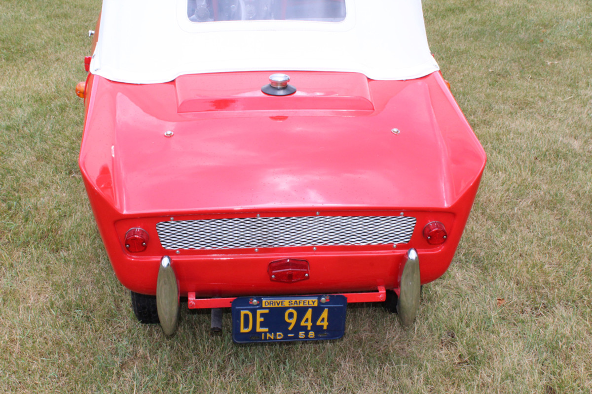 A lot of people think the Friskysport is an Amphicar. A quick peek out back shows there is no prop.