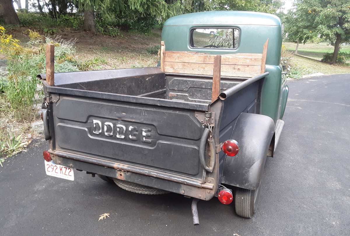 During at least part of the “Job-Rated” era, Dodge pickup beds were painted black — unless you spent $5 more for the bed color to match the cab.