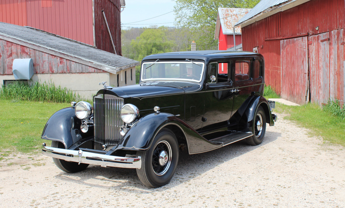 The split bumper was a new look for Packard in 1934. The “skirted” front fenders debuted in 1933 and carried over to ’34. This sedan does not sport the optional sidemounts. The wire wheels and chrome trim rings were both stylish options.