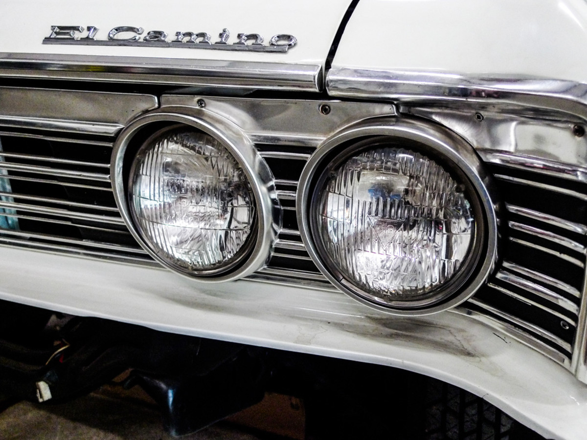 Up to current-owner Olsen’s particularly high standards, this stalled restoration is accurate. Behind original headlamp bezels, T3 sealed-beams are proper.