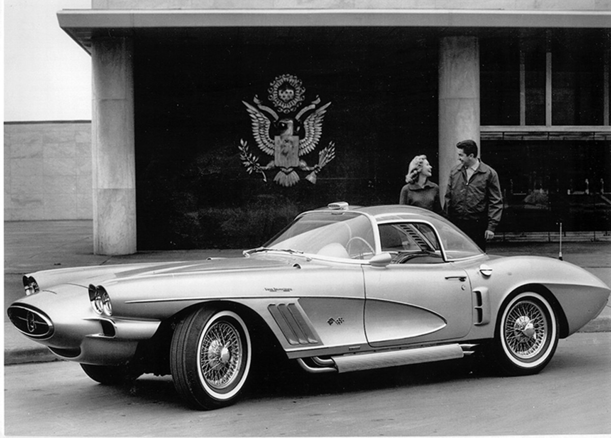 Bill Mitchell’s Corvette-based XP-700 had a clear bubble detachable hardtop that probably received little use. Exceptions were most likely publicity photos and auto shows.