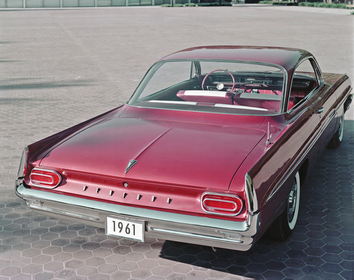The Catalina and Catalina-based Ventura (shown) shared the B-body with Chevrolet, the Olds 88, and Buick LeSabre and Invicta. Ventura two-door hardtops are among the most sought Pontiacs of the early 1960s. The Ventura was outwardly differentiated by its reduced use of side trim compared to the Catalina, giving the Ventura an understated look.