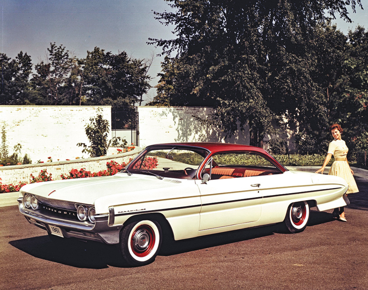Oldsmobile’s Dynamic and Super 88s were also B-body cars featuring the so-called bubble-top roof. Cars using the C-body had a longer roof and a slightly sharper angled rear glass. Therefore, the Ninety-Eight and other C-body cars are not truly bubble top cars, though the term is often used for these cars.