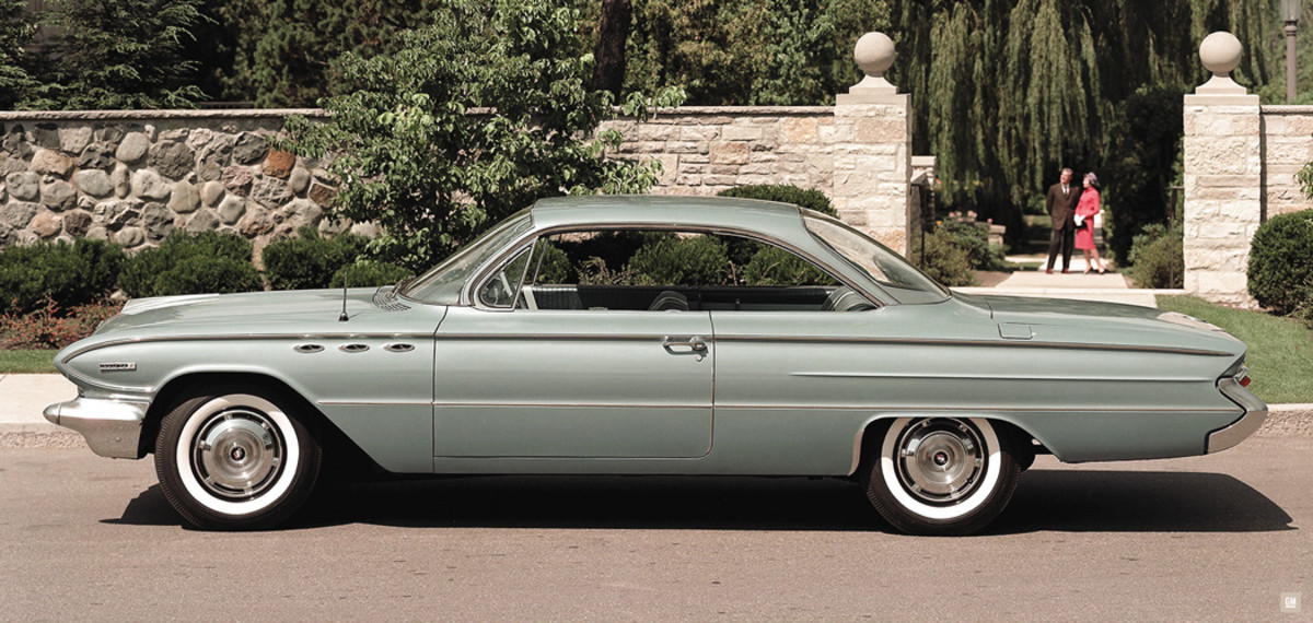 The Buick LeSabre and Invicta (shown) both made use of the B-body. Invicta was a more performance-oriented car, though certainly no muscle car. It received the 401 V-8 as opposed to the 364 of the LeSabre. This profile view clearly shows why the 1961 GM B-body cars are known as bubble tops.