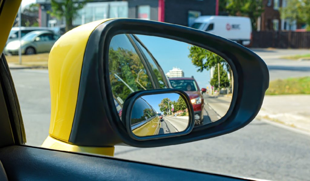 Advantages and Disadvantages of Blind Spot Mirrors
