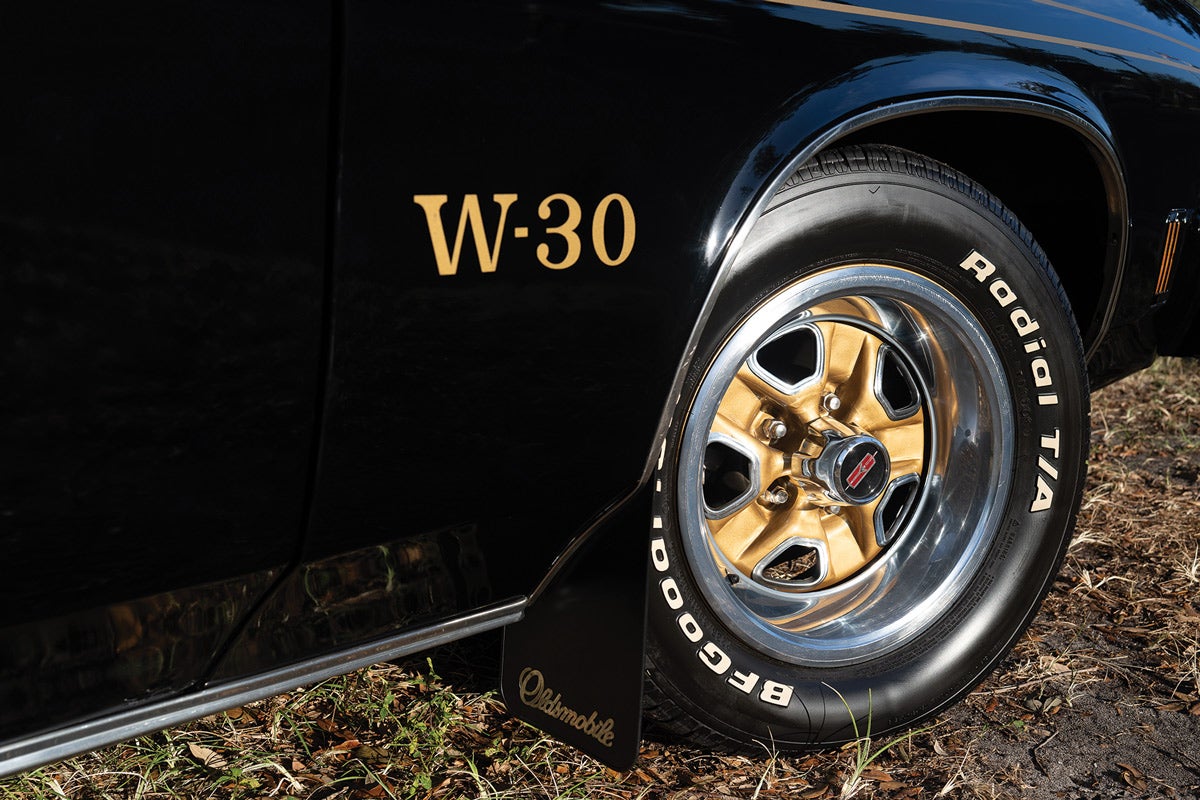 One could tell whether a Hurst/Olds was 455 powered (W-30) or 350 powered (W25) by the gold front fender decals. The 15-inch Super Stock III wheels were painted gold to match the engine call-out decals and other body stripes.