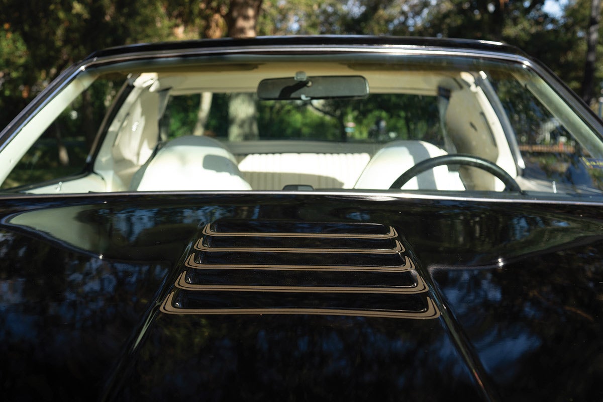 The 1975 Hurst/Olds shared the louvered hood with the 4-4-2, but the hood gained Hurst gold accents on the louvers.