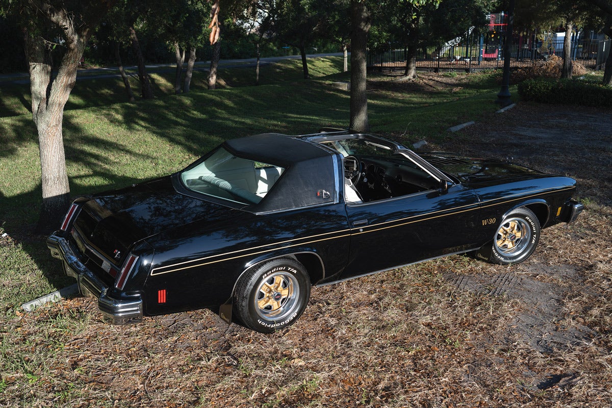 Being based on the formal-roofed Cutlass Supreme, the 1975 Hurst/Olds cuts a unique profile that separated it from the Colonade-roofed, semi-fastback 1975 Olds 4-4-2.