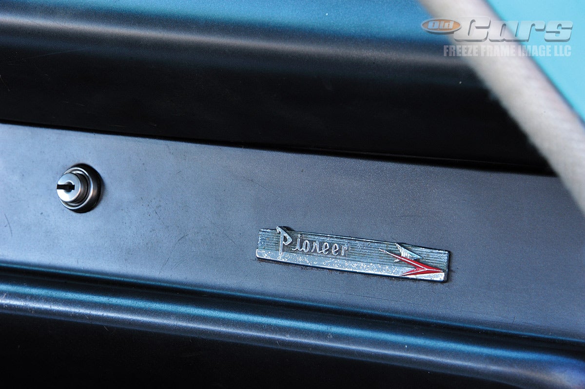 The dart motif was even included on the glove box door of the instrument panel.