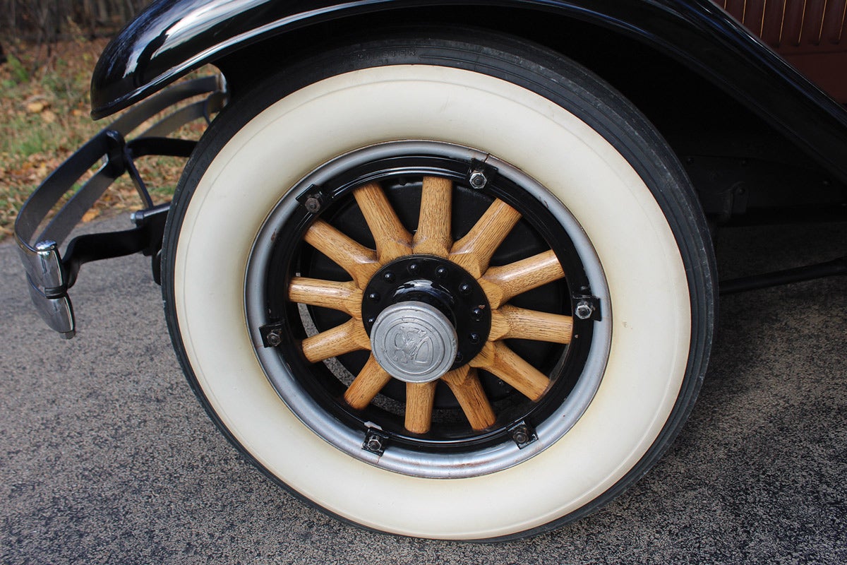 The 12-spoke artillery style wheels were still in vogue in ’29, along with the two-piece rims.