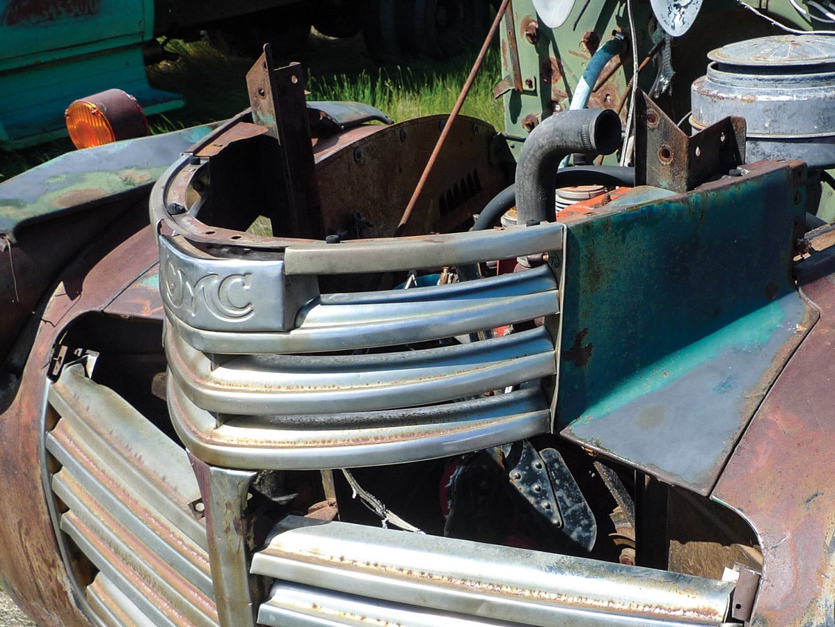 What we’re after is this big, ol’ GMC’s upper grille and its two side panels. This is as far as we (The Crow and yours truly) got last time, as hand wrenches just weren’t fitting right.
