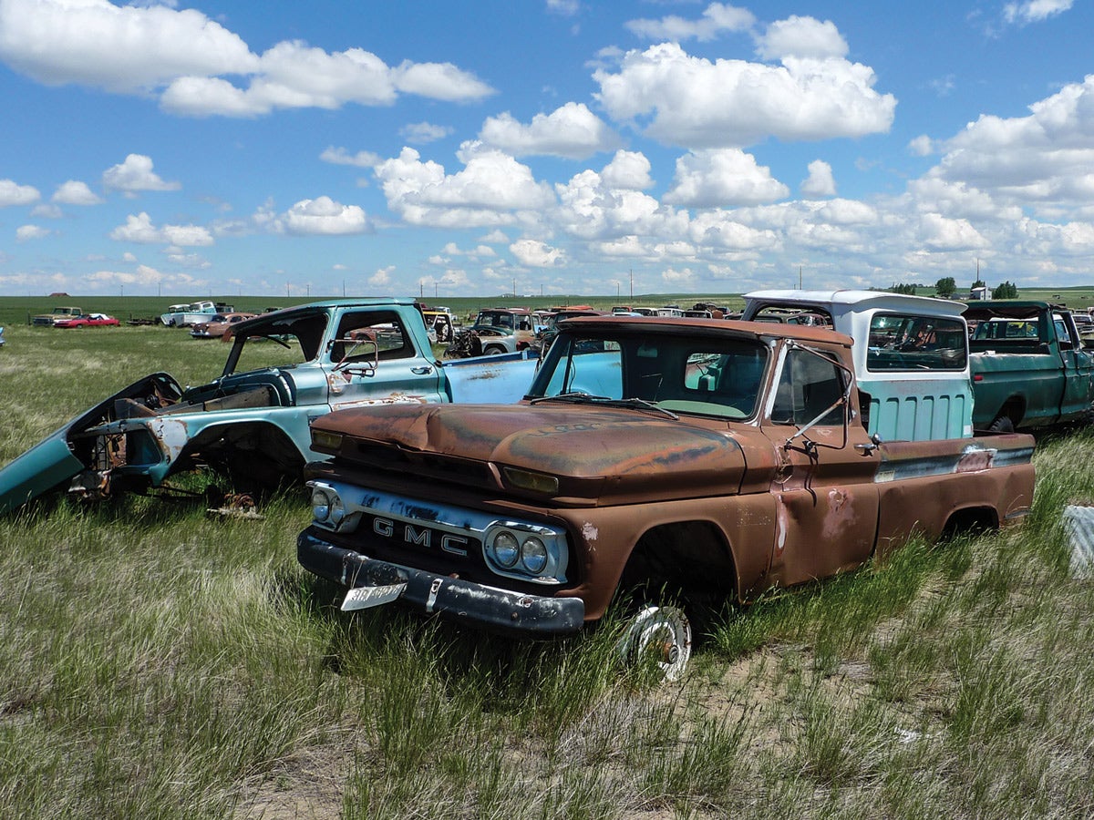 In the bed of the ’64 GMC, the ’64-66 Chevy big-window cab must’ve been solid. Its cab corners and rocker panels have been sawed out and sold.