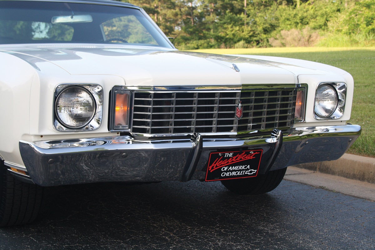 Parking lamps were relocated from the front bumper to between the grille and headlamps for 1972. The grille was revised, too. Vinyl top was called a “halo” type since a painted border was left around the sides.