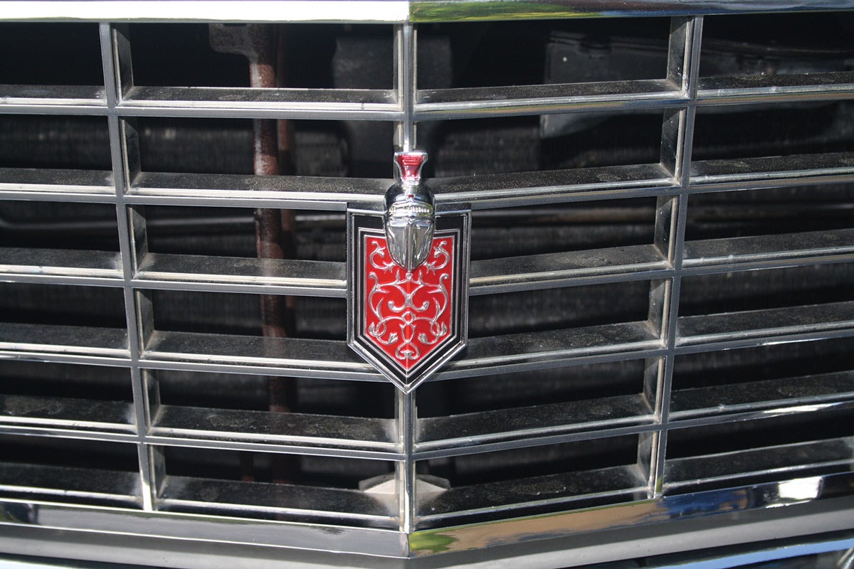 Grille emblem was barely altered for 1972. The ’71 version had “1971” in Roman numerals in the knight’s upper face mask; the numerals were replaced with vertical lines for ’72.