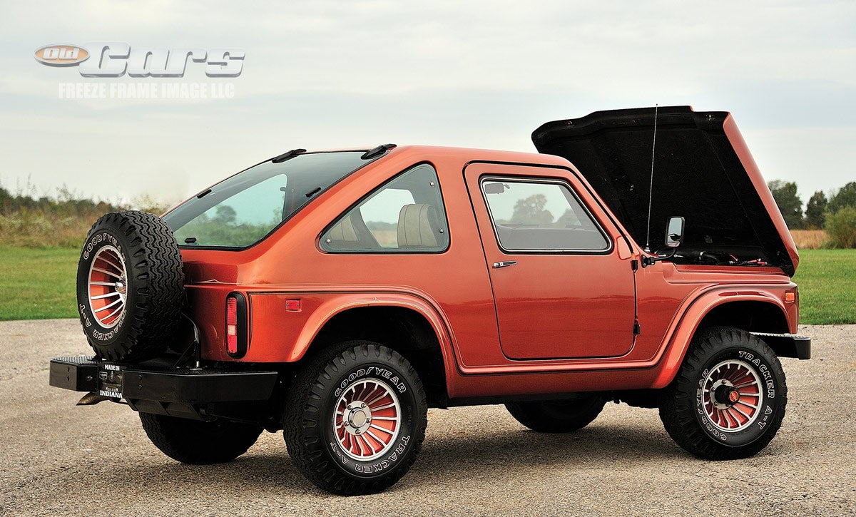 Like the IH Scout, the SSV-100 utilized a front-hinged hood to access the engine.
